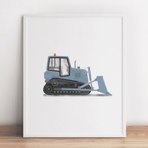 Op de afbeelding: Een blauwe en zwarte bulldozer met een opgeheven blad. De bulldozer staat op een witte achtergrond.