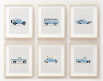 Könnte beinhalten: Sechs gerahmte Drucke von Oldtimern in Blau, darunter ein Ford Bronco, ein Volkswagen Bus, ein Ford Mustang, ein Ford F-100 Pickup, ein Volkswagen Käfer mit einem Surfbrett auf dem Dach und ein Chevrolet Pickup.