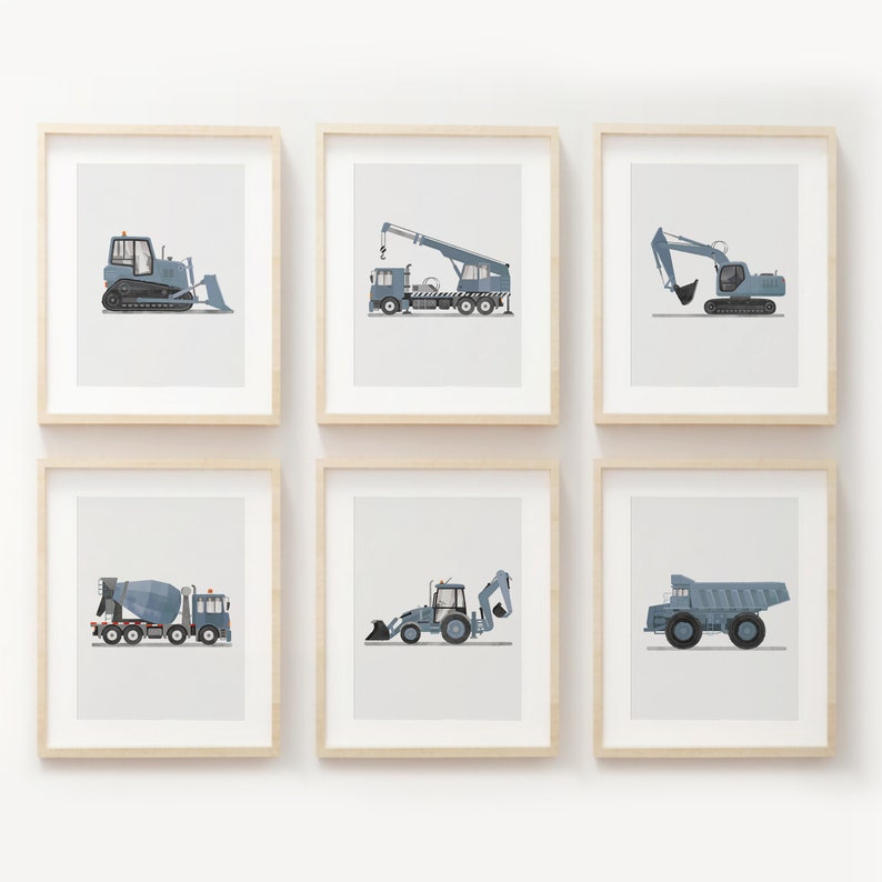 Op de afbeelding: Zes ingelijste prints van verschillende bouwvoertuigen, waaronder een bulldozer, een kraan, een graafmachine, een betonmixer, een shovel en een kipper. De prints zijn allemaal in een lichtblauw kleurenschema en worden weergegeven op een witte muur.