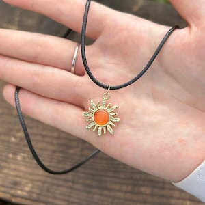 Zwarte kunstleer touwketting met zonbedel, zonketting, zonneketting, gouden zonketting, zonsieraden, zwarte touwketting