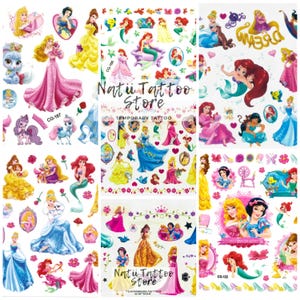 Op de afbeelding: Vellen tijdelijke tattoos met verschillende Disney-prinsessen in levendige kleuren. De ontwerpen omvatten prinsessen als Ariel, Assepoester en Belle, samen met andere personages en decoratieve elementen. De tekst "Nati Tattoo Store" is zichtbaar.