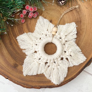 Macrame Kerst sneeuwvlok ornament, Boho Kerstdecor, Eco-vriendelijke kerstdecoratie, Grote rustieke kerstboom gebreide ornament