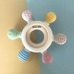 パーソナライズされた歯固めリング - シリコン＆木製ベビー歯固め - 赤ちゃんの感覚玩具 - 歯が生え始める時期の歯固めおもちゃ - ベビーシャワーギフト