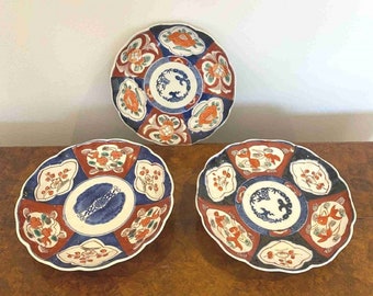 Colección de tres platos antiguos de Imari de calidad