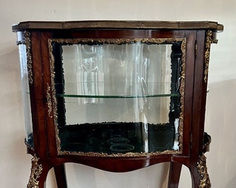 Vitrina exenta de bronce dorado, de estilo victoriano francés antiguo y de excelente calidad.