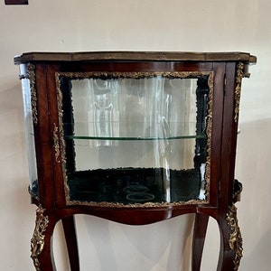 Fine quality antique Victorian French freestanding ormolu mounted display cabinet