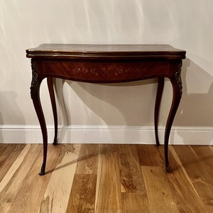 Antico tavolo da gioco francese di qualità intarsiato in legno di palissandro con montatura in bronzo dorato