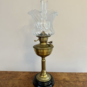 Pretty antique Edwardian quality oil lamp
