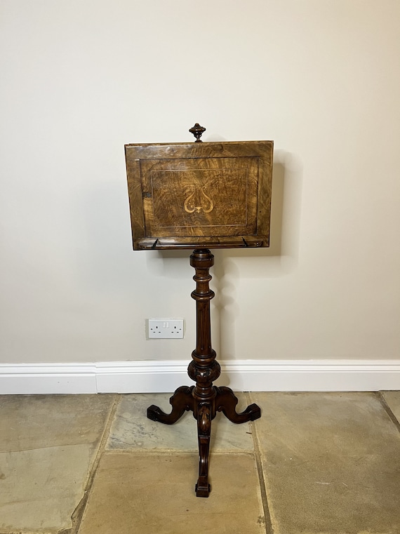 アンティークなビクトリア朝様式のウォールナット象嵌細工のクレ