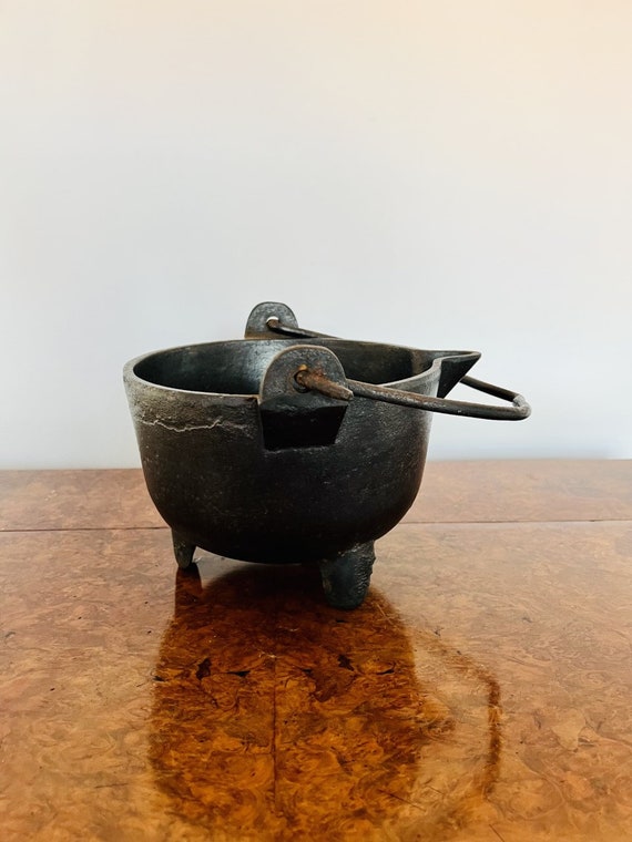 Large Antique Victorian Quality Cast Iron Pot 