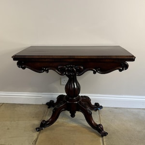 Mesa de juego antigua de madera de palisandro tallada de calidad victoriana