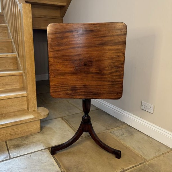 Elegant antique Regency quality mahogany lamp table