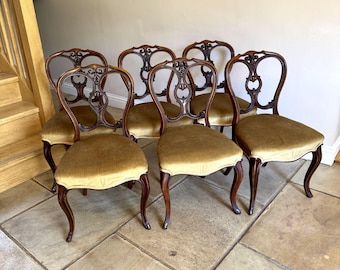 Elegante conjunto de seis sillas de comedor antiguas de nogal tallado de la época victoriana.
