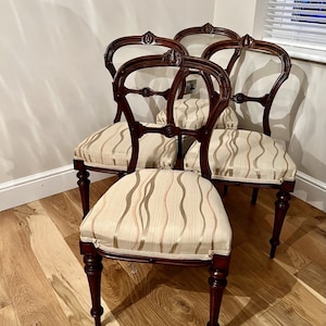 Ensemble de quatre chaises de salle à manger victoriennes antiques de qualité en noyer sculpté