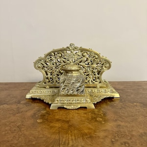 Impresionante juego de escritorio antiguo de estilo eduardiano de latón ornamentado de calidad