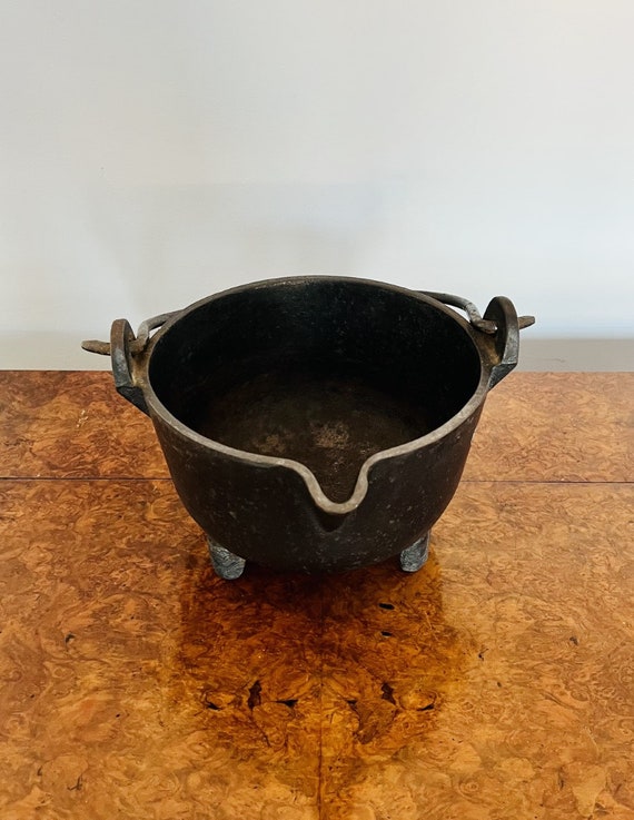 Large Antique Victorian Quality Cast Iron Pot 