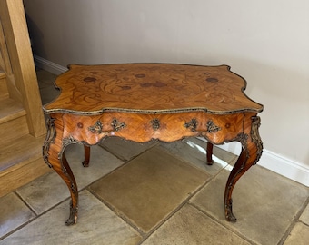 Excepcional mesa de centro antigua francesa del siglo XIX, independiente, de madera de palisandro con incrustaciones de marquetería.