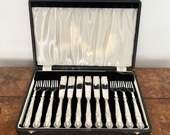 Fantastic antique Edwardian twelve piece cutlery set in the original box