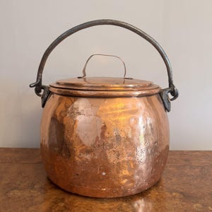 Fantastic quality large antique George III copper lidded pot