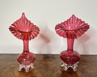 Par de jarrones antiguos victorianos de cristal color arándano con forma de Jack in the Pulpit.