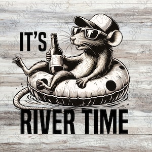 Puede incluir: Una ilustración en blanco y negro de una rata con gafas de sol y un sombrero, flotando en una cámara de aire con una botella de cerveza en la mano. El texto "It's River Time" está debajo de la rata.