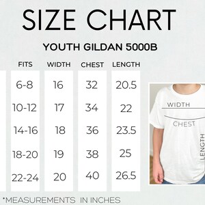 K&ouml;nnte beinhalten: Gr&ouml;&szlig;entabelle f&uuml;r Gildan 5000B T-Shirts f&uuml;r Kinder, mit Ma&szlig;en in Zoll f&uuml;r Brustumfang, Breite und L&auml;nge f&uuml;r die Gr&ouml;&szlig;en XS bis XL.