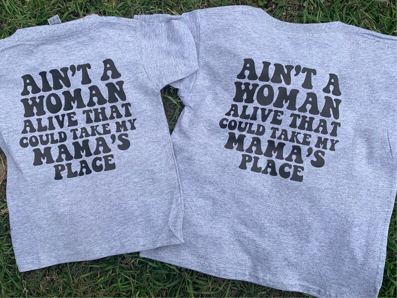 K&ouml;nnte beinhalten: Zwei graue T-Shirts mit dem Text "Ain't a woman alive that could take my mama's place" in Schwarz auf der R&uuml;ckseite.
