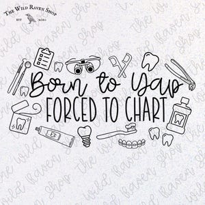 以下が含まれることがあります： 歯のイラストと「Born to Yap, Forced to Chart」の文字が入った白黒イラスト。歯、歯ブラシ、歯科用器具などのデザイン。The Wild Raven Shopのロゴが左上にあります。
