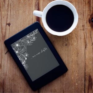 Puede incluir: Un lector electrónico negro con un diseño floral en la pantalla. El texto en la pantalla dice "...un capítulo más".