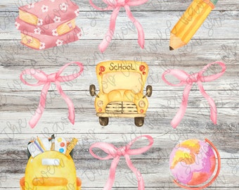 Puede incluir: Un conjunto de ilustraciones de acuarela con temática de regreso a clases. El conjunto incluye una pila de libros con tela floral rosa, un autobús escolar amarillo con la palabra "SCHOOL" en la parte delantera, un globo terráqueo, una mochila, un lápiz y cuatro lazos rosas.