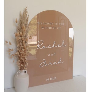 Letrero de bienvenida para bodas, letrero de bienvenida para despedidas de soltera, letrero acrílico pintado en arco, evento especial, letrero acrílico personalizado, letrero de boda personalizado
