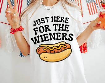 Solo aquí por los perritos calientes y salchichas PNG ~ Camiseta divertida del 4 de julio PNG ~ Patriótica ~ Día de la Independencia PNG ~ América ~ Clip art para amantes de los perritos calientes