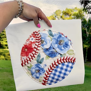 Peut inclure: Un objet rond en forme de balle de baseball matelassée avec un motif floral. L'objet présente un tissu floral rouge et blanc, du vichy bleu et des appliqués floraux bleus. Des coutures rouges soulignent la forme de la balle.