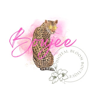 Pu&ograve; includere: Uno sfondo acquerellato rosa con un leopardo che indossa occhiali da sole dorati a forma di stella. Il testo "Bohojee" &egrave; scritto in corsivo rosa. Un cerchio con il testo "Digital Bloom Boutique" si trova nell'angolo in basso a destra.