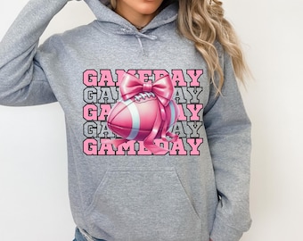 Preppy Football Gameday PNG ~ Laço de coquete rosa ~ Football Mama ~ Cute Preppy Sublimation ~ Game Day ~ Trendy Football PNG ~ Transferências DTF