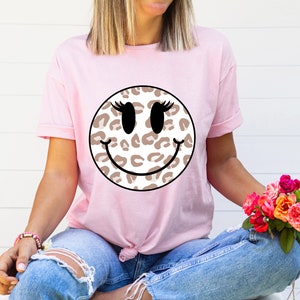 Retro Smiley Gesicht PNG ~ Preppy Smile Gesicht für T-Shirt PNG ~ Trendy ~ Leopard ~ Sublimation Boujee Preppy Smiley PNG ~ Tan ~ Wimpern