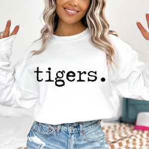 Preppy Tigers PNG ~ Niedliches adrettes Sublimationsshirt für Shirt ~ Typografie Tigers Maskottchen ~ DTF ~ Digitaler Download ~ Beunruhigt ~ Sportschulteam