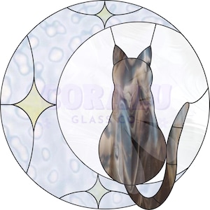 Peut inclure: Un vitrail représentant un chat assis sur un croissant de lune avec des étoiles en arrière-plan. Le chat est brun et noir avec un ventre blanc. La lune est bleue et blanche avec une forme de croissant jaune.
