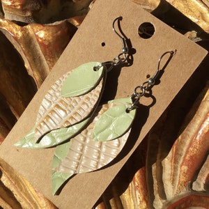 Boucles d’oreilles en cuir trois pièces italien véritable vert doux et blanc cassé.
