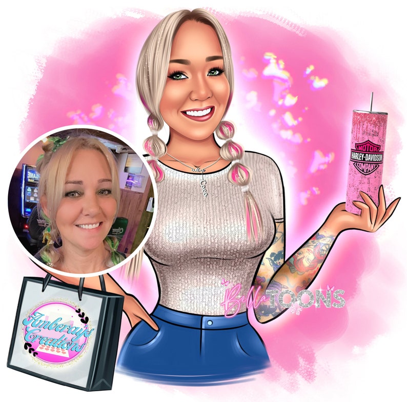 Puede incluir: Ilustraci&oacute;n de dibujos animados de una mujer con cabello rubio y acentos rosados, sosteniendo un vaso Harley-Davidson rosa. La imagen incluye una foto m&aacute;s peque&ntilde;a de la mujer y una bolsa de compras con el texto "Kimberay's Creations". El fondo es rosa.