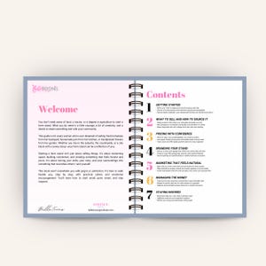 Puede incluir: Cuaderno abierto con encuadernaci&oacute;n en espiral, que presenta una p&aacute;gina de bienvenida y una secci&oacute;n de contenido. La portada es azul claro con texto rosa y un logotipo. La secci&oacute;n de contenido enumera temas como comenzar, branding y marketing.