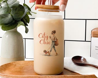 Vaso de vidrio City Chic: Taza de café helado Dog Mom con tapa de bambú