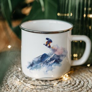 Snowboarder Enamel Camping Mug – Mountain Scene Tin Mug for Snow Sports Lovers, Outdoor Adventure Coffee Cup