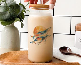 Vaso de cristal con diseño de ballena: escena lunar en acuarela, tapa de bambú y pajita de cristal