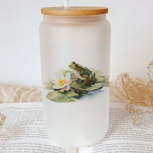 Frog on Lily Pad Garden Pond Glass Tumbler – Cute Amphibian Nature Cup, Cottagecore Frog Lover Gift, Aesthetic Drinkware