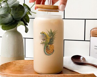Madagascar Day Gecko Glass Tumbler: Tropical Reptile & Pineapple Design