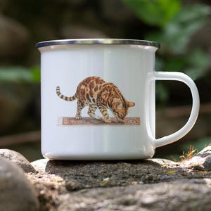 Cheetoh Cat Sneaking Tin Camping Mug – Funny Stealth Cat Enamel Cup, Gift for Cat Lovers, Hiking Coffee Mug