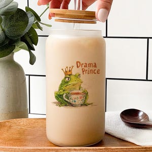 Drama Prince Frog Glass Tumbler – Funny Royal Tea Lover Cup with Crowned Frog Design – Cute Iced Coffee Cup Gift