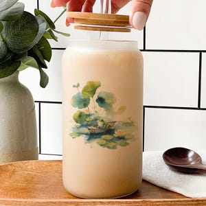 Frog in Tiny Boat Glass Tumbler – Cute Amphibian Lily Pad Cup, Aesthetic Frog Lover Gift, Whimsical Iced Coffee Glass
