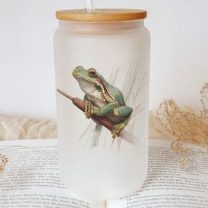 Vaso de vidrio con forma de rana sobre espadaña: vajilla esmerilada con tapa de bambú